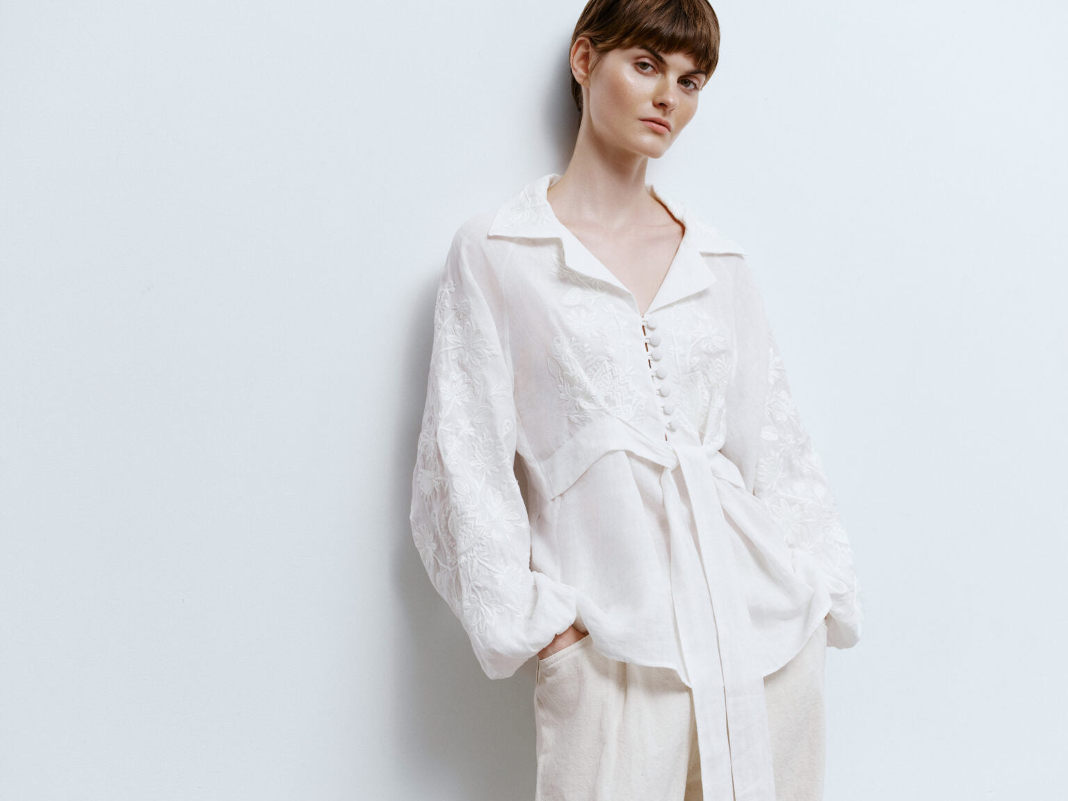 GAPTUVALNYA NAGIDKY WHITE EMBROIDERED BLOUSE