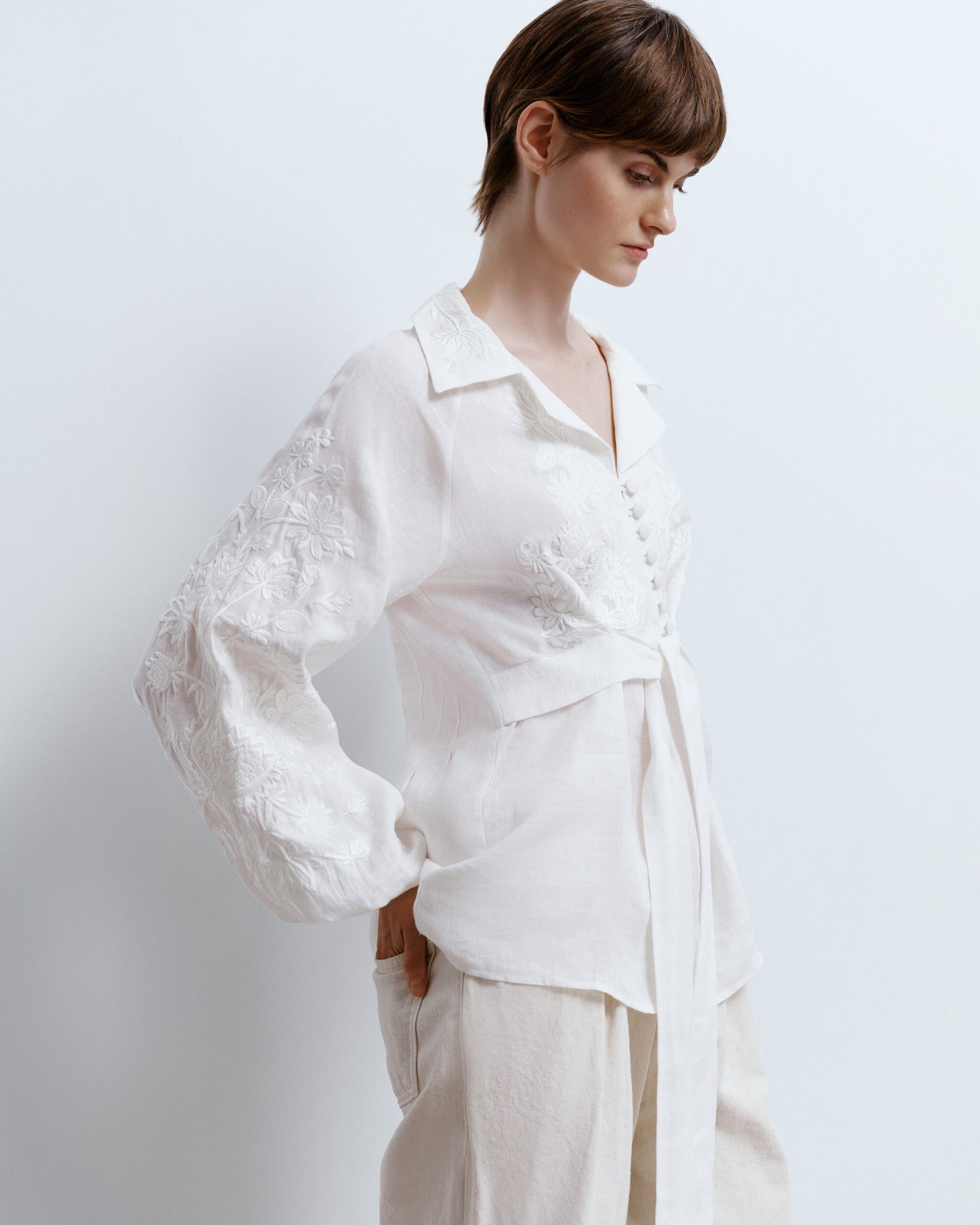 GAPTUVALNYA NAGIDKY WHITE EMBROIDERED BLOUSE